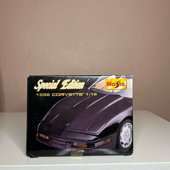 Maisto 1996 Chevrolet Corvette 1:18 Special Edition Green - Picture 4 of 7